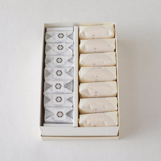 三十五万石 (餅入)7個 ・ 金亀 7個