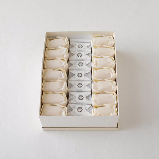 三十五万石(求肥餅入)7個 ・ 三十五万石(一粒国産栗入)7個  ・ 金亀 7個